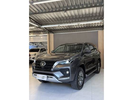TOYOTA HILUX SW4 2.8 D-4D TURBO DIESEL SRX 7L 4X4 AUTOMÁTICO